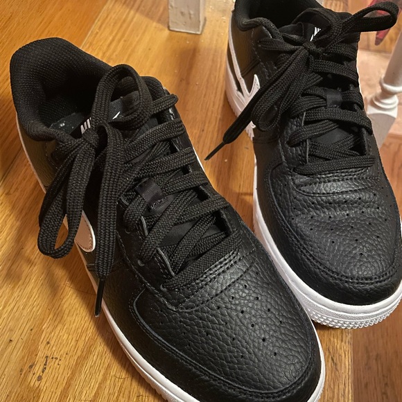 Nike Air Force black upper, white sole. Size 5Y - Picture 5 of 8